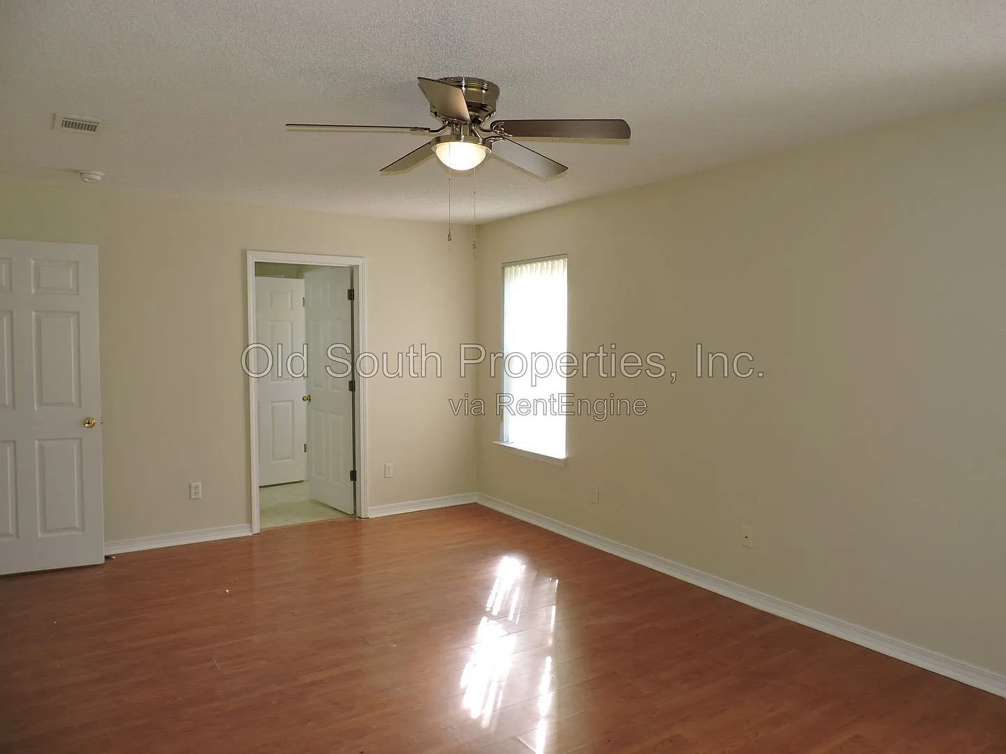 4 bed, 2.0 bath, 2281 sqft, $2,000 — Photo 2