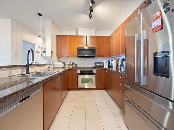 4th image of 15 E Royal Ave #1703