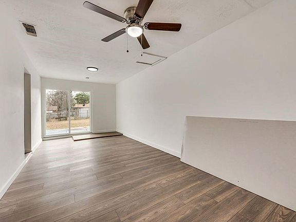 2nd image of 3864 Castle Hills Dr
