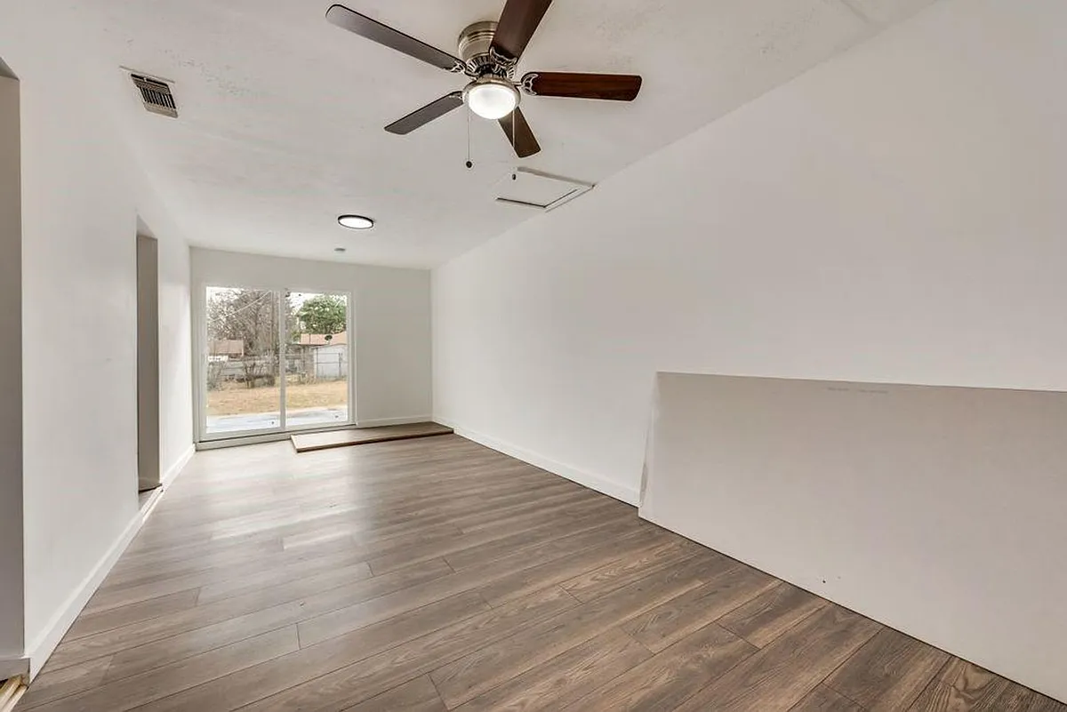 Building Photo - 3864 Castle Hills Dr