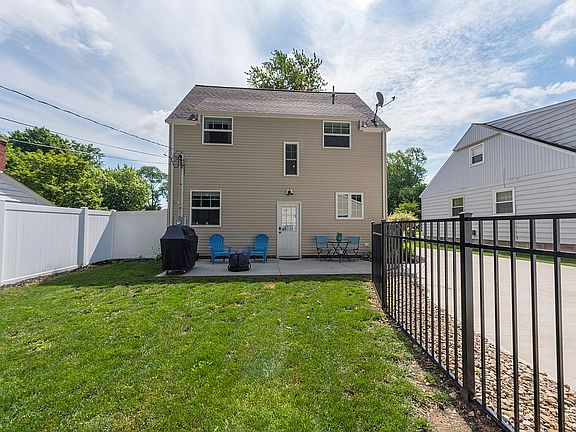 4th image of 136 Woodhill Dr
