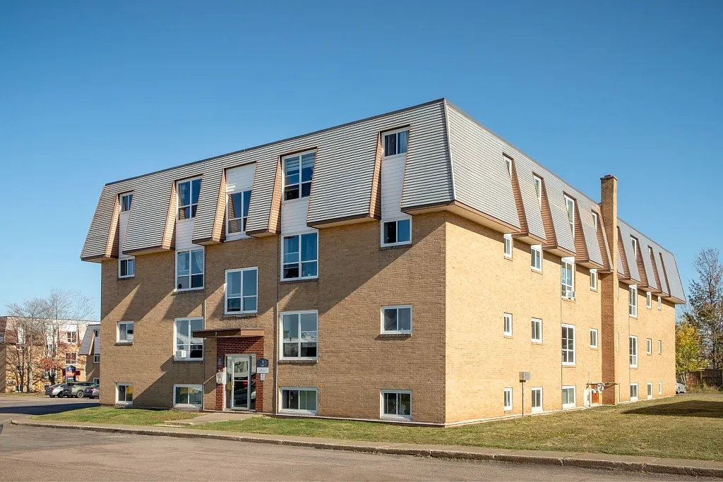 Courtview Suites — Photo 1