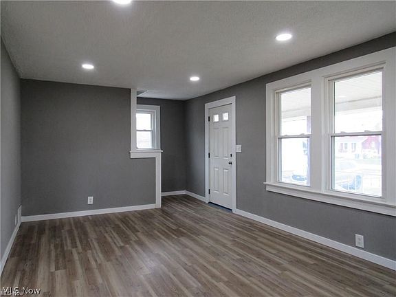 4th image of 1039 W 21st St