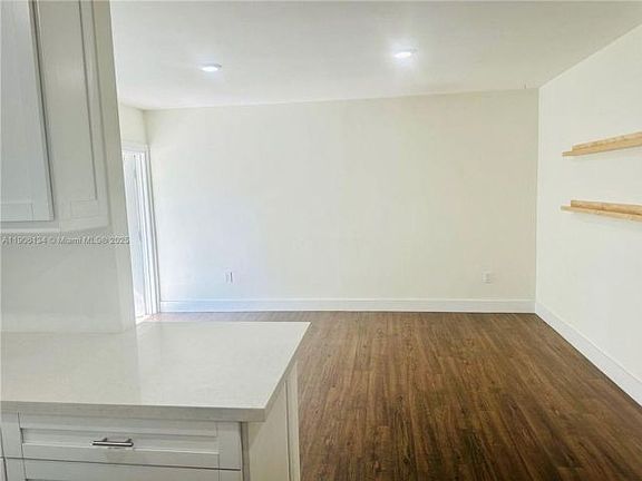 5th image of 95 Edgewater Dr