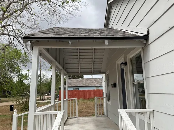 1004 Harlem St, El Campo, TX 77437