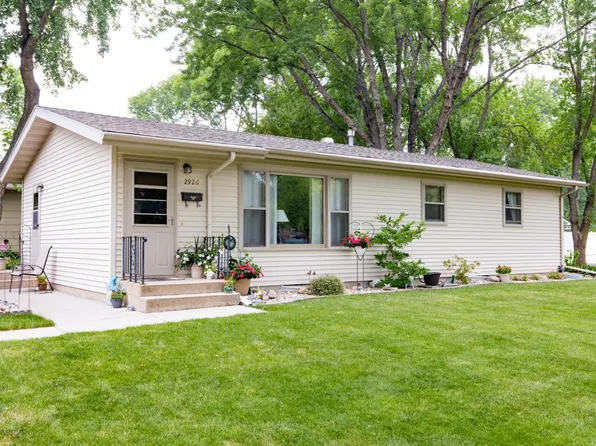 2926 Edgewood Dr N, Fargo, ND 58102