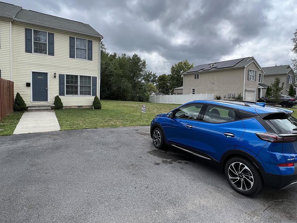 Lovely duplex in desirable neighborhood