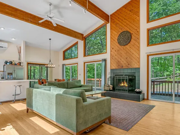 106 Stowe Ln, Tafton, PA 18464