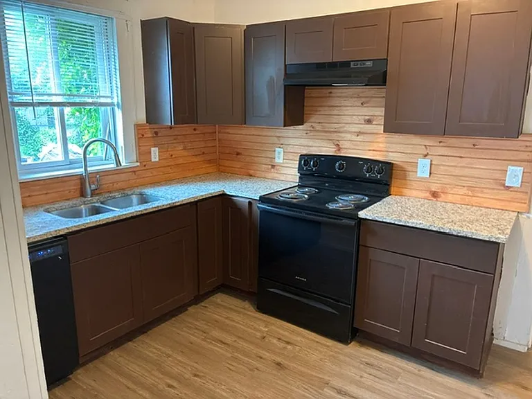 3905 Stuart St — Photo 2
