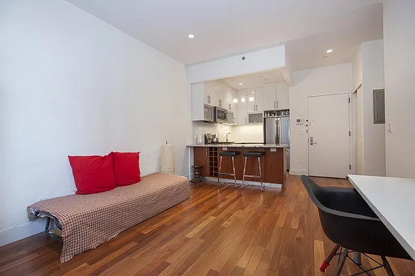 Rented by Space Marketing Shop | media 10