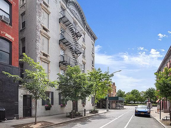 5th image of 304 W 10th St APT 5B