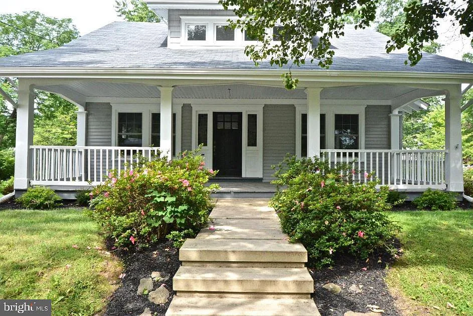 404 Burd St photo 1