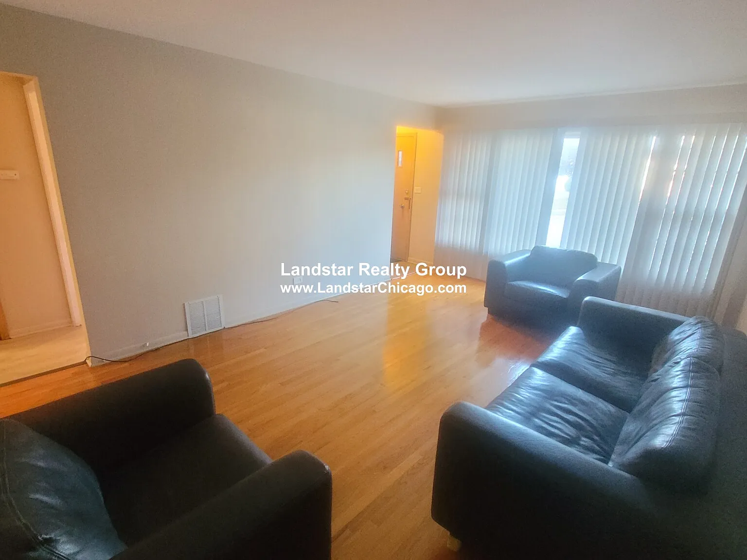 3 bed, 1.0 bath, 1300 sqft, $2,300 — Photo 2