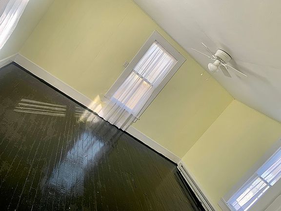 5th image of 305 Tutt St