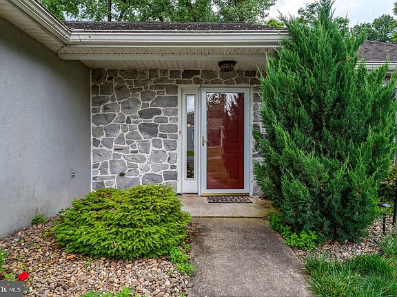 3rd image of 613 Mulberry Ln