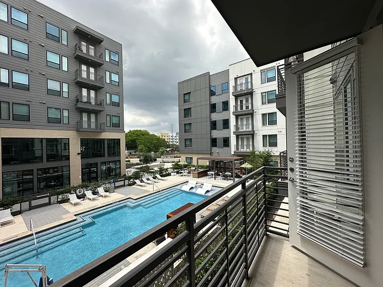 E Riverside Dr — Photo 20