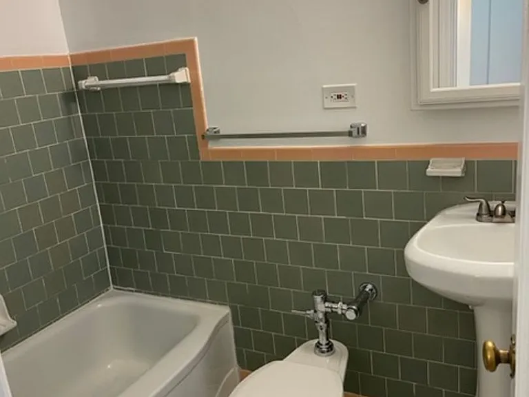 The Fern Flats - Newly Renovated in 2024 with in-unit Washer and Dryer! — Photo 25