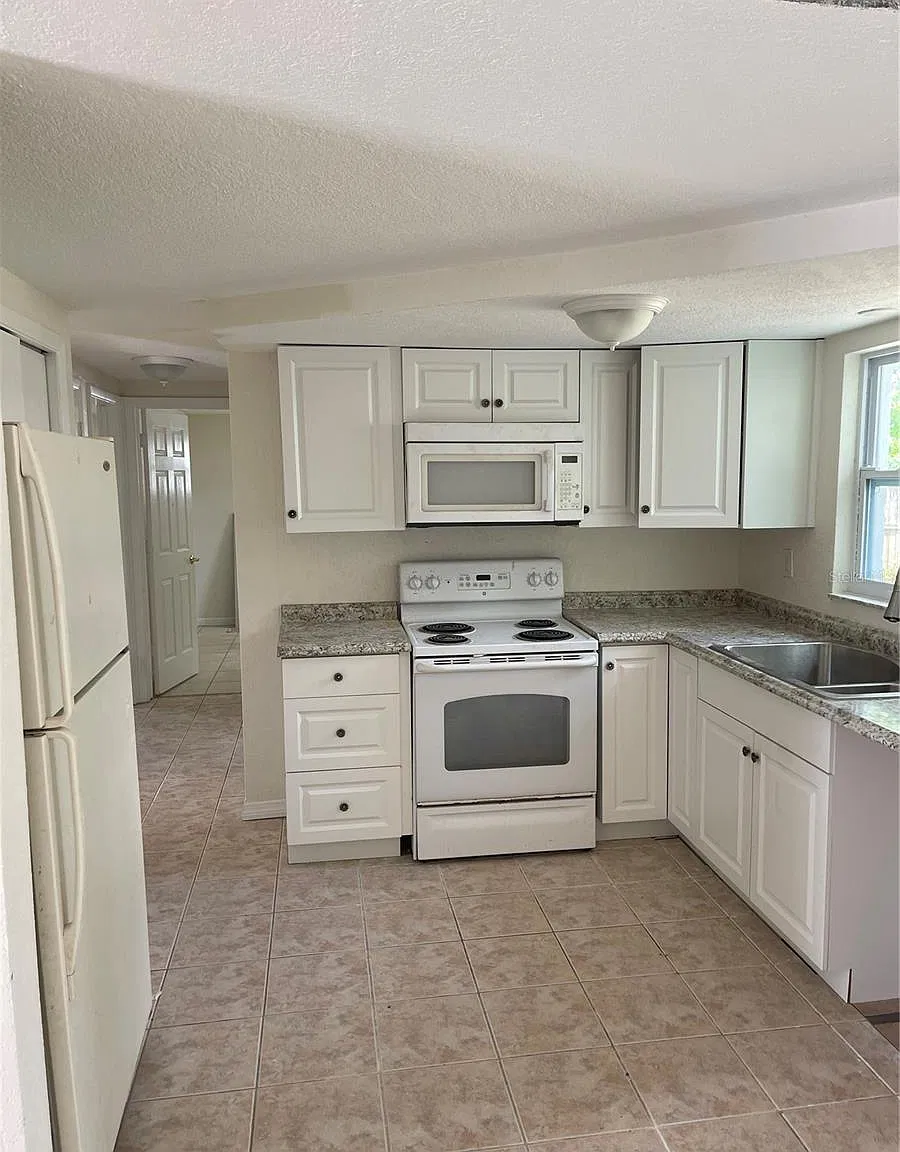 3 bed, 1004 sqft, $1,695 — Photo 3
