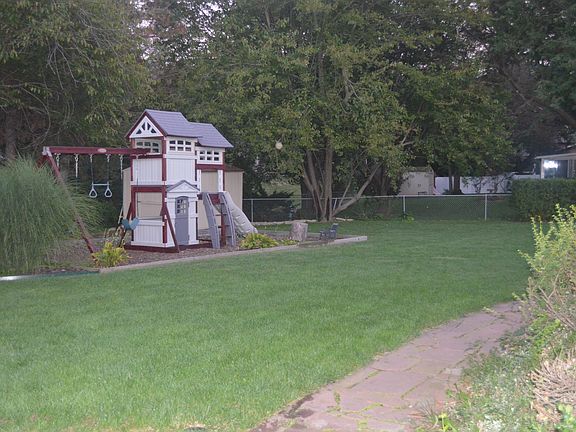 4th image of 9528 Louis Dr