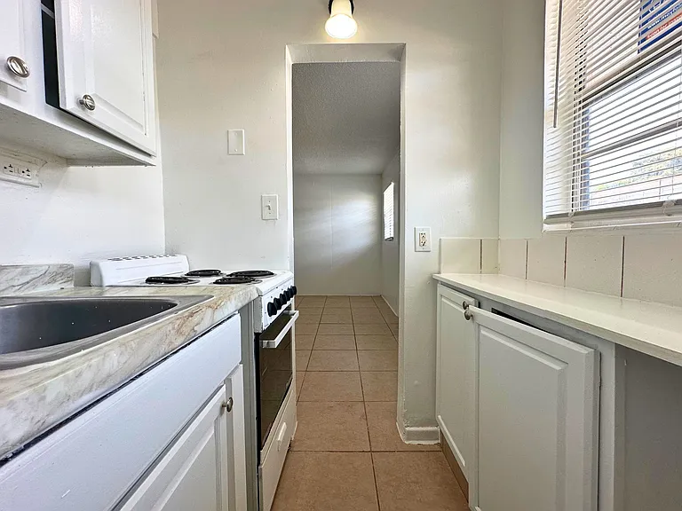 4611 South Congress Ave — Photo 14
