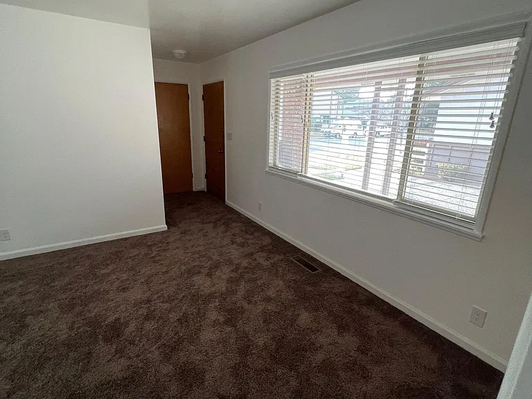 880 Tyler Way — Photo 7
