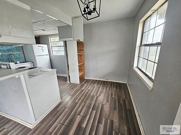3rd image of 925 W Wright St