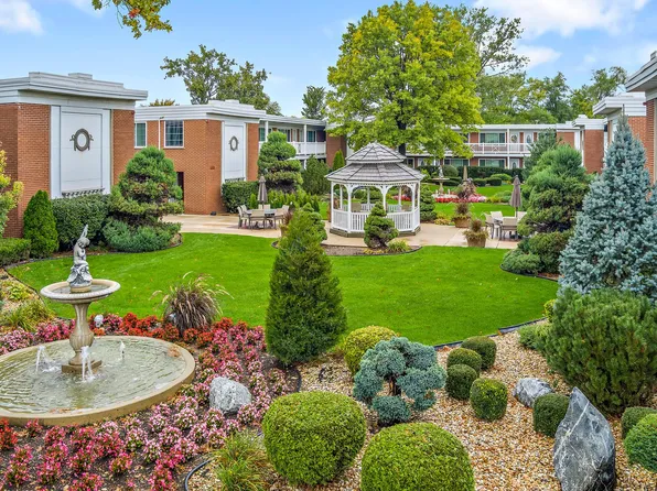 Brook Forest, 1131 Center St #1133, Bensenville, IL 60106