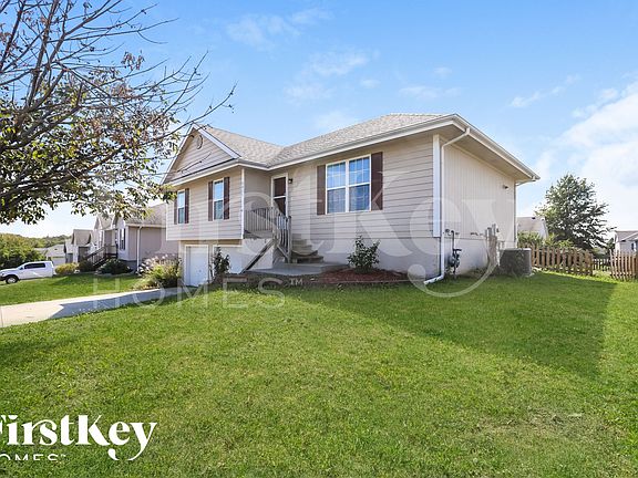 2nd image of 2211 Larkspur St