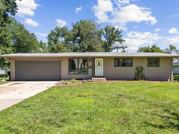 4532 Fairlane Dr NE, Cedar Rapids, IA 52402