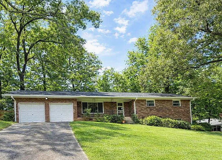 2407 Summerland Dr — Photo 18