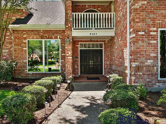 Beautiful walkway leading to double door entry!!