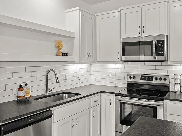 575 W Pickens Rd — Photo 10