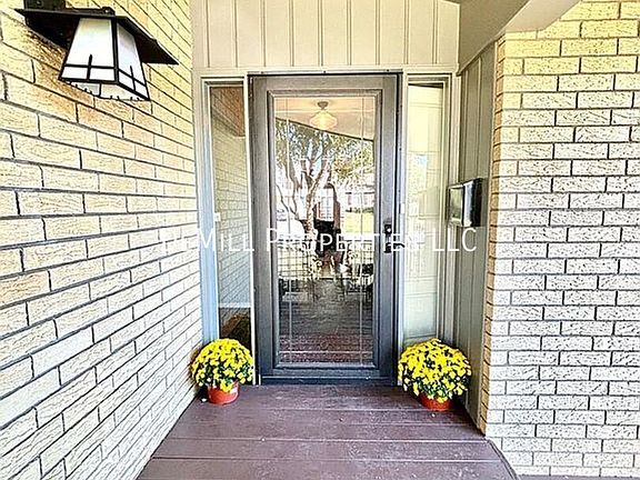 4th image of 2222 E Meadow Dr