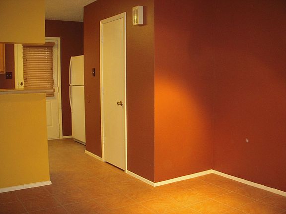 5th image of 649 Carriagehouse Ln APT 8