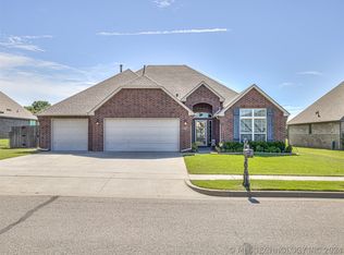 3919 S 15th Pl, Broken Arrow, OK 74011