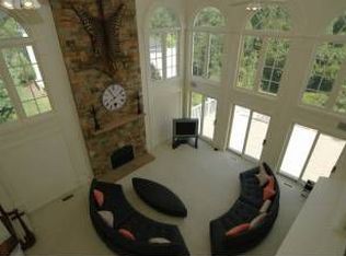 10016 Park Royal Dr, Great Falls, VA 22066