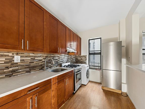5th image of 171 Meserole St APT 6