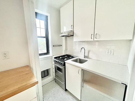 5th image of 200 E 16th St APT 6C
