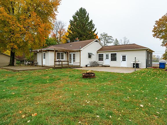 5th image of 8785 Douglas Ave