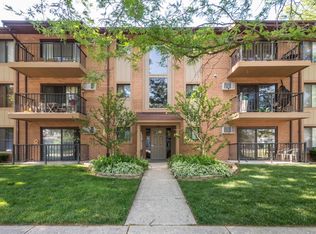 7000 W 110th St APT 4, Worth, IL 60482