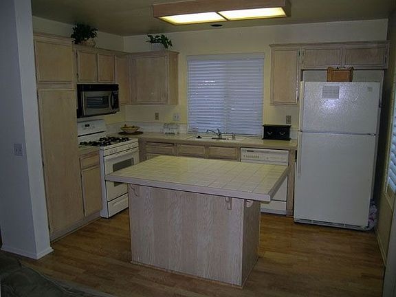 Kitchen complete with Center Island