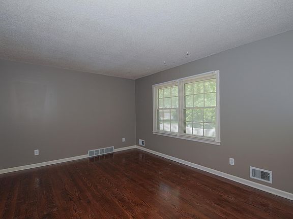 2nd image of 805 NE Magellan Ave #B