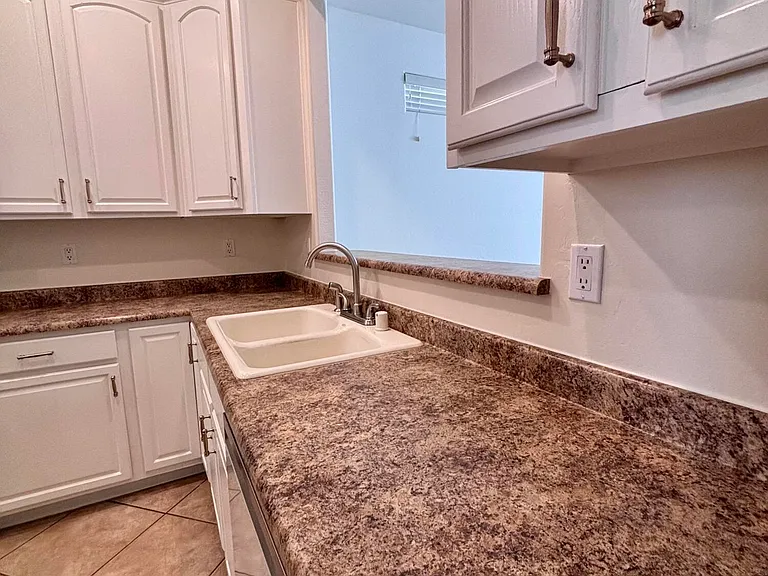5606 W Saint Anne Ave — Photo 10