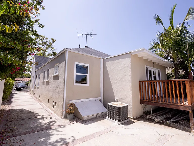 446 S La Peer Dr — Photo 38