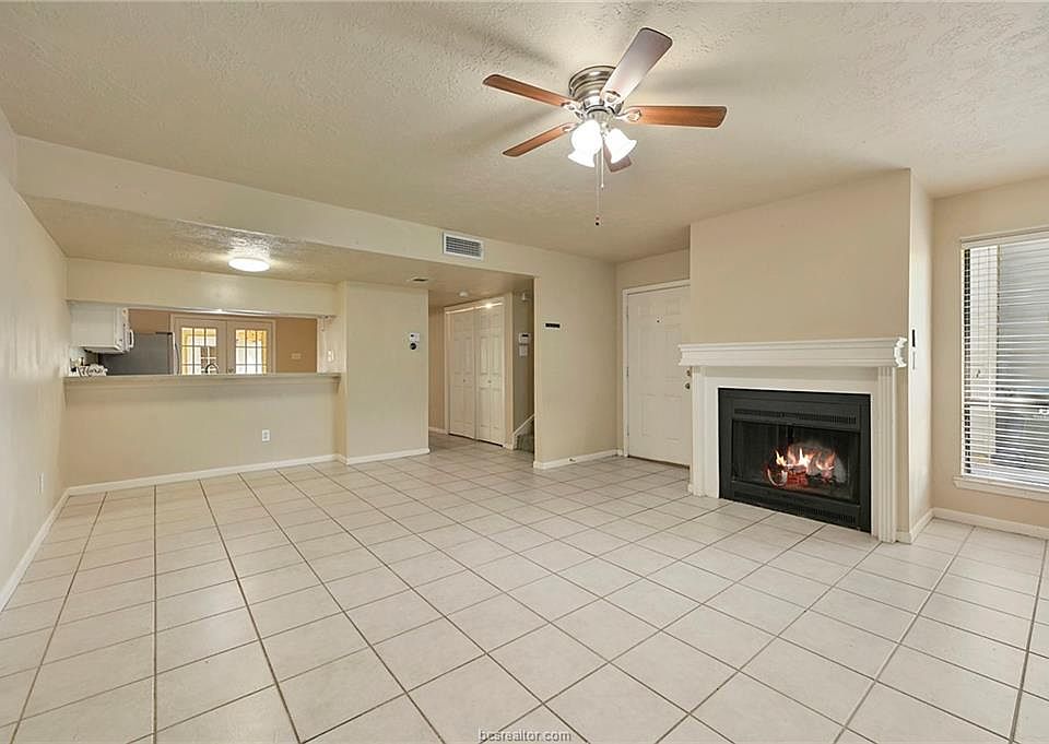 1st image of 932 Navidad St
