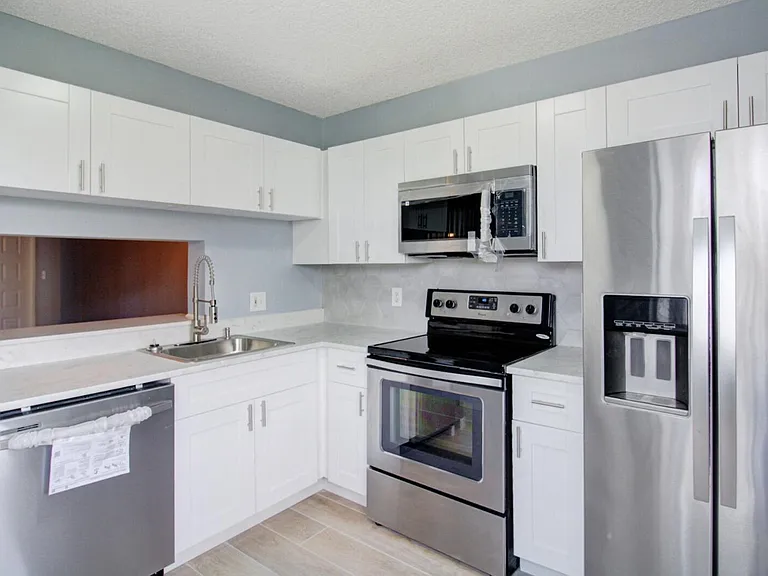 960 N Franklin Ave #960D — Photo 13