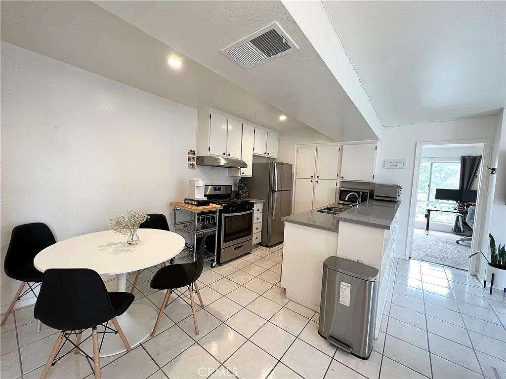 2 bed, 798 sqft, $2,550 — Photo 3