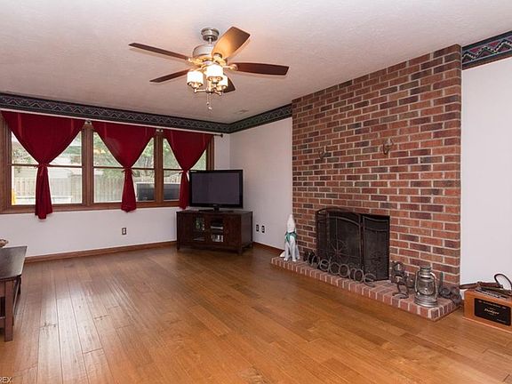 4th image of 155 Ingleside Dr