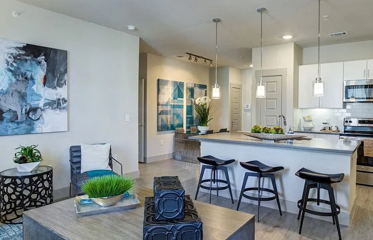 Everly Apartments — Photo 6