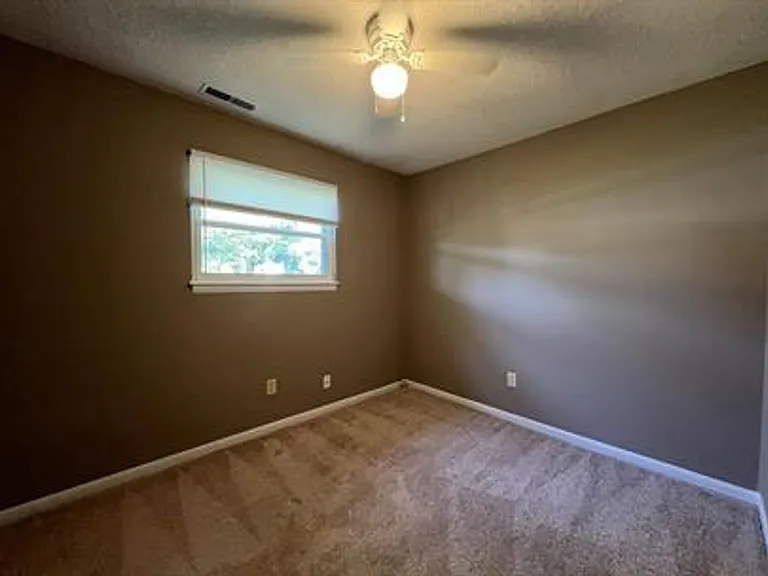 504 Holly Ct — Photo 12